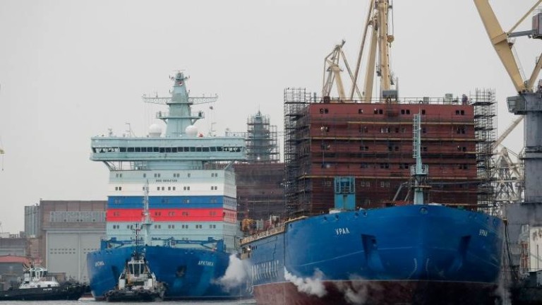 Ядреният контейнеровоз-ледоразбивач Севморпут внезапно избухна в пламъци в руския град