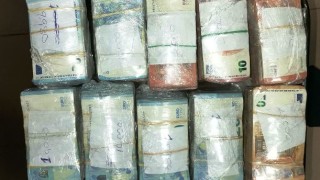 Митничари от Русе и от Бургас хванаха недекларирана валута