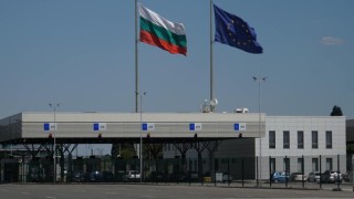 Спират ферибота на ГКПП "Оряхово" заради критично ниско ниво на Дунав