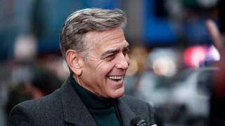 Холивудската звезда Джордж Клуни вече на 64 години реши да