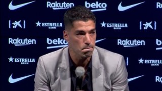 Нападателят Луис Суарес се сбогува през сълзи с Барселона Той