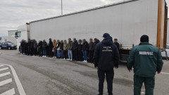 Хванаха над 40 мигранти при проверки на микробус и камион на границата с Румъния