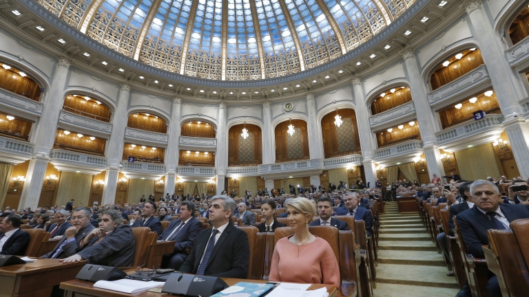 Правителството на Румъния падна след 6 месеца на власт