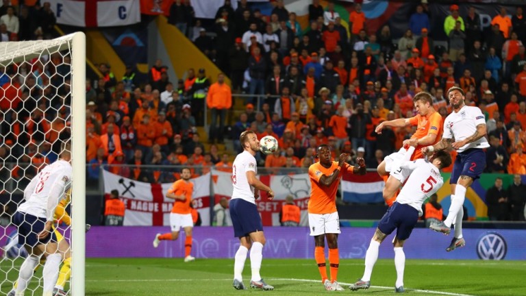 Холандия 1 : 1 Англия 88′ Нова поредица нарушения и