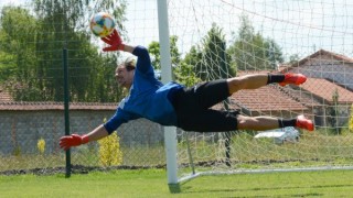 Вратарят Миодраг Митрович поднови тренировки с Черно море Стражът който