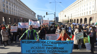Протестиращи медици преспаха пред Министерския съвет, искат Борисов да ги приеме