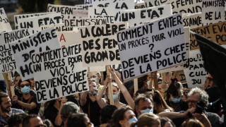 Стотици жени протестираха в центъра на френската столица Париж в
