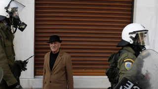 Сапьори от гръцката полиция използваха контролиран взрив за да унищожат самоделно