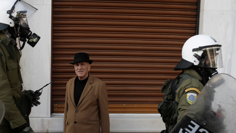 Сапьори от гръцката полиция използваха контролиран взрив, за да унищожат