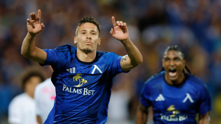 Ръководството и спортно техническият щаб на Левски блокират търсенето на централен