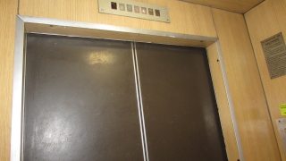 Болничен асансьор с 8 души пропадна във Варна съобщиха от