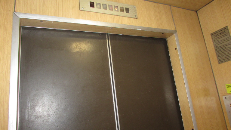 Болничен асансьор с 8 души пропадна във Варна, съобщиха от