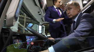 Руският президент Владимир Путин похвали руските оръжейни продажби и обясни
