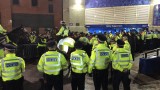 Полиция разпръсна феновете пред "Стамфорд Бридж", протестите срещу Суперлигата забавиха мача с Брайтън