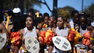 Голи в тръстиката хиляди девойки приветстват краля на зулусите