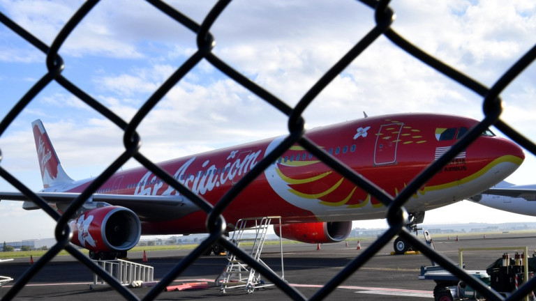 Бюджетната авиокомпания AirAsia се извини на пътниците, които се опасяваха