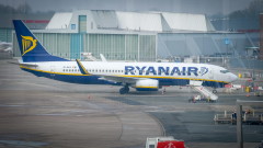 Счупено стъкло засмука главата на пътник по време на полет на самолет на Ryanair