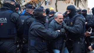 Сблъсъци между протестиращи и полиция в Каталуния заради "кражба" на религиозни артефакти