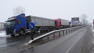 Тежък пътен инцидент между два тира затвори пътя Русе