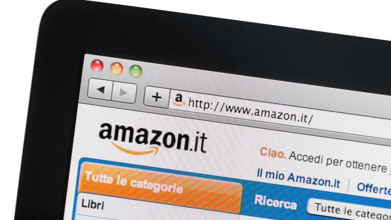 Най-голямата платформа за онлайн пазаруване Amazon изобилства от хиляди фалшиви
