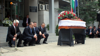Полицаи, граждани и министър - на колене пред паметта на Йонка
