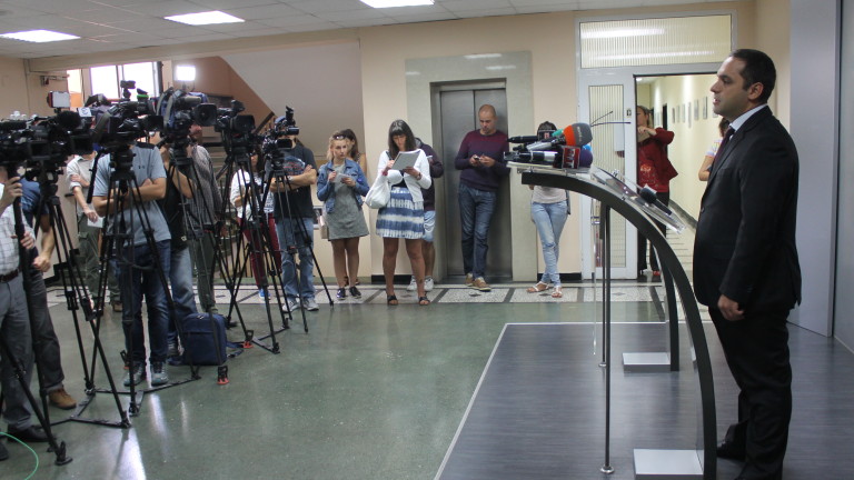 Държавата работи в полза на служителите на Емко, заяви министър Караниколов