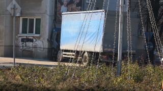 Камион се вряза в табло за газ на жилищен блок в Казанлък 