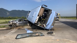 Автобус превозващ ученици катастрофира тежко край Враца предаде bTV Бусът