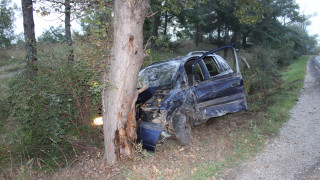 Лек автомобил удари странично камион на Главен път Е 79 а