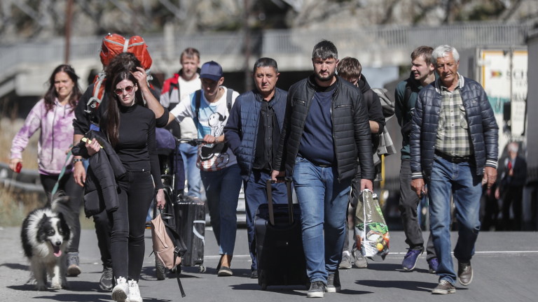 Стотици хиляди хора напуснаха Русия след , обявена от президента