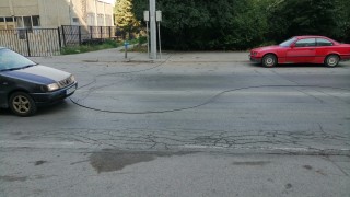 Камион е скъсал електрически кабели в квартал Слатина в София
