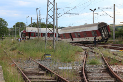 Машинист загина, 14 ранени в дерайлирал влак; Милионите на Василев изнесени като брак