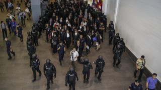 С белезници бронежилетки и под засилена охрана двете жени обвинени