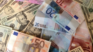 Доларът леко отстъпва пред еврото, лирата и йената