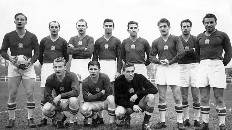  Златният тим на Унгария от 1953 година. Клекнали: Лантош, Пушкаш, Грошич. Прави: Лорант, Бужански, Хидегкути, Кочиш, Закариас, Чибор, Божик, Будай. 