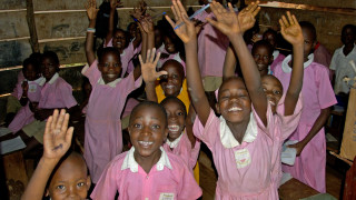 В понеделник Уганда сложи край на най дългото затваряне на училища