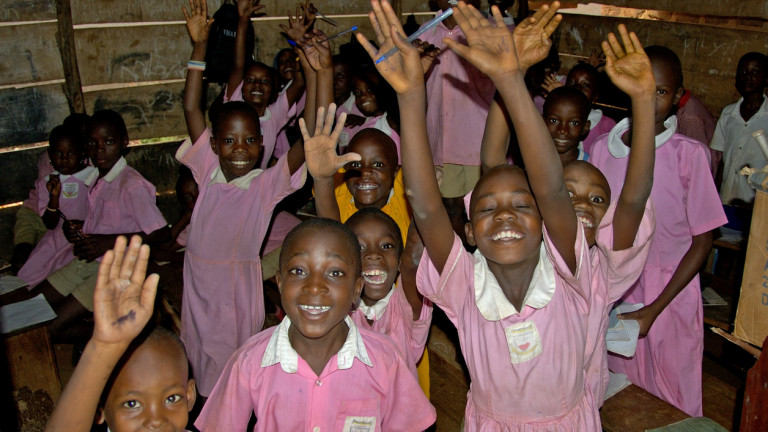 В понеделник Уганда сложи край на най-дългото затваряне на училища