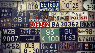 За повечето хора табелата с номера на колата е просто