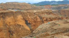 Десетки хора в неизвестност след свлачище в мина в Мианмар