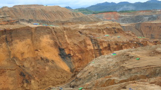 Десетки хора в неизвестност след свлачище в мина в Мианмар