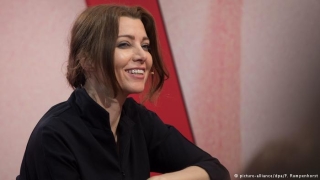 Известната писателка Елиф Шафак призова международната общност за подкрепа след