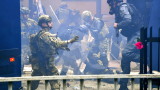  Косовски сърби се сблъскаха с водените от НАТО миротворци пред общинска постройка 