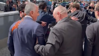 Замериха с червена боя Реза Пахлави в Германия 