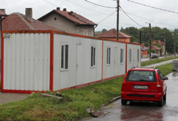 Зимата завари 48 семейства в Пернишко във фургони 
