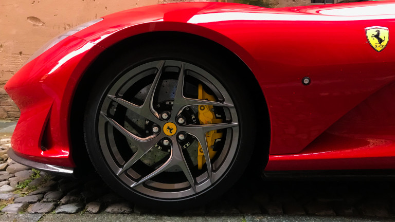Ferrari очаква още по-големи печалби тази година след рекордни доставки през миналата