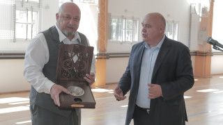 След откриването на физкултурния салон на СУ Иван Вазов в
