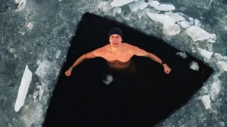 Когато ледът не може да те спре да плуваш за рекорд