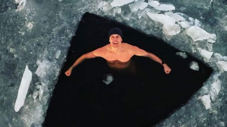 Когато ледът не може да те спре да плуваш за рекорд