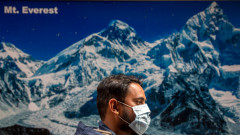 Китай гради разделителна линия с Непал на Еверест