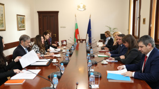 Посланикът на САЩ и представители на Министерството на правосъдието на